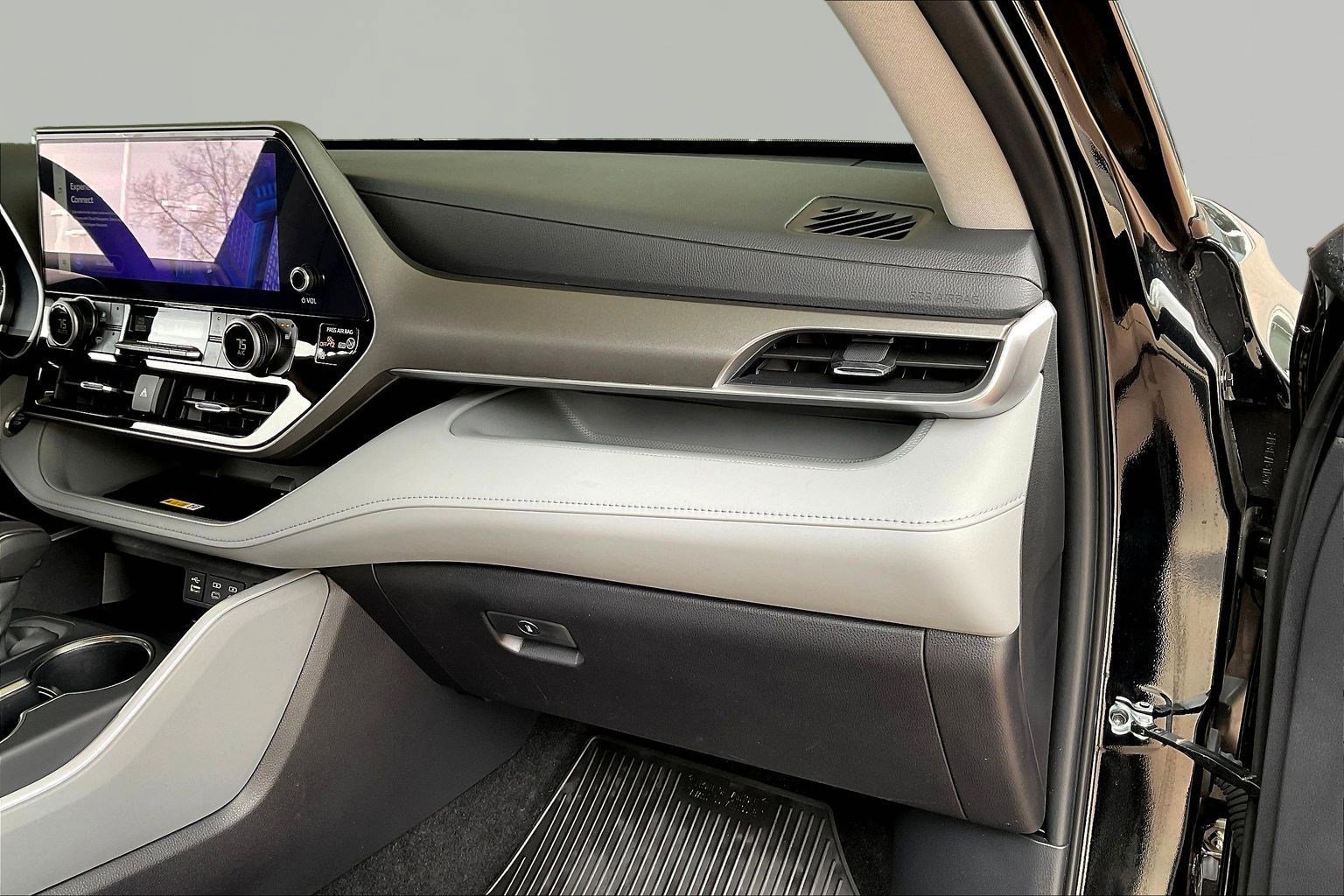 Used 2025 Toyota Highlander XLE image 27