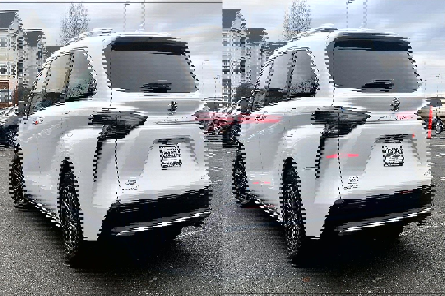 Used 2025 Toyota Sienna Platinum image 11