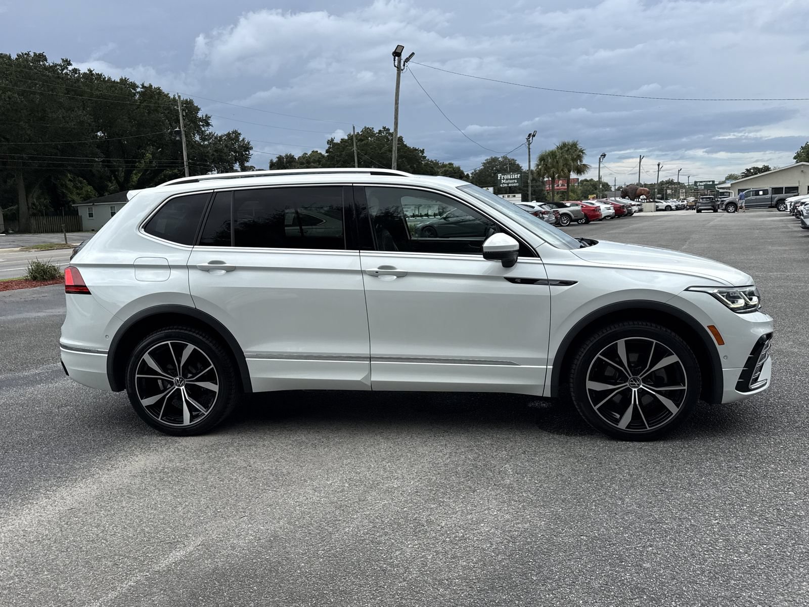 Used 2022 Volkswagen Tiguan SEL R-Line AWD/4WD image 6