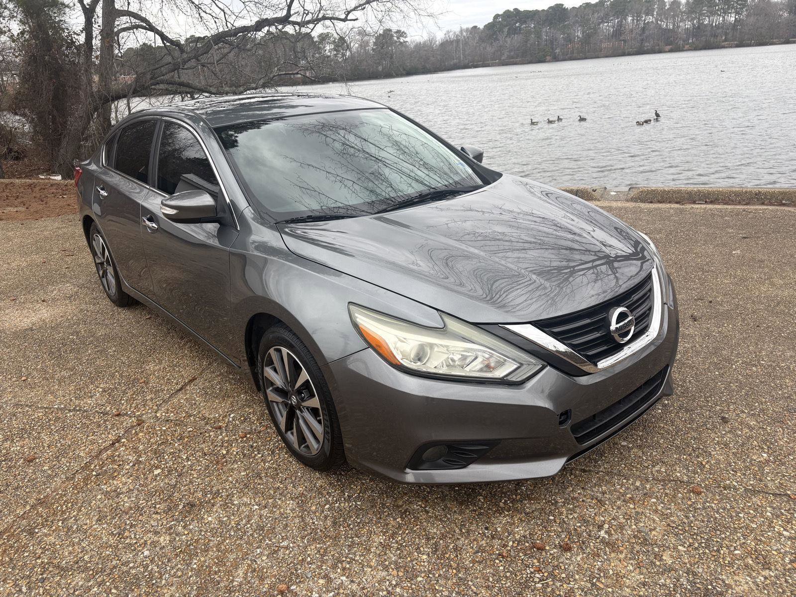 Used 2016 Nissan Altima 2.5 SL w/ 2.5 Technology Package image 2