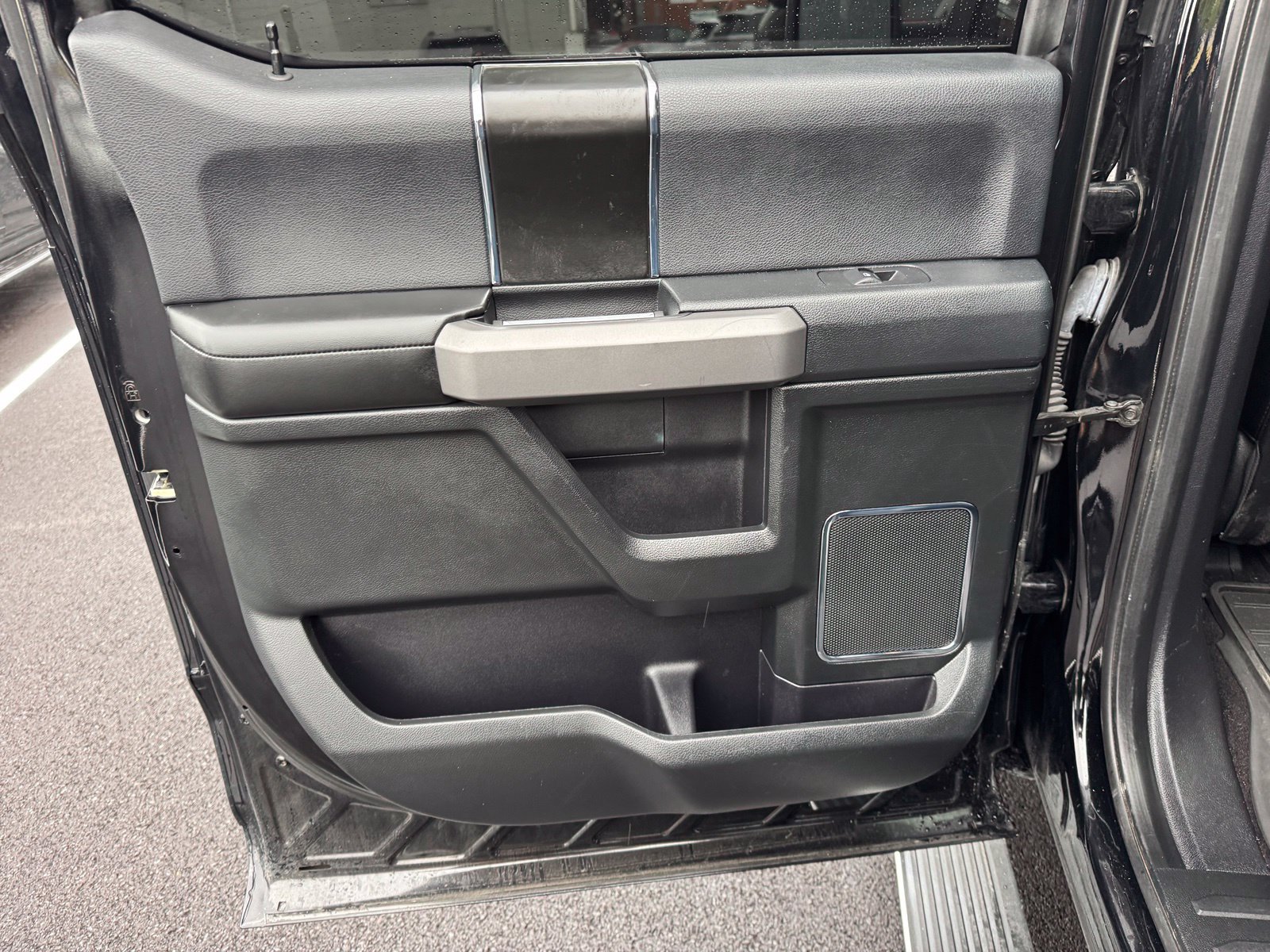 Used 2018 Ford F150 Platinum w/ Equipment Group 701A Luxury AWD/4WD image 25