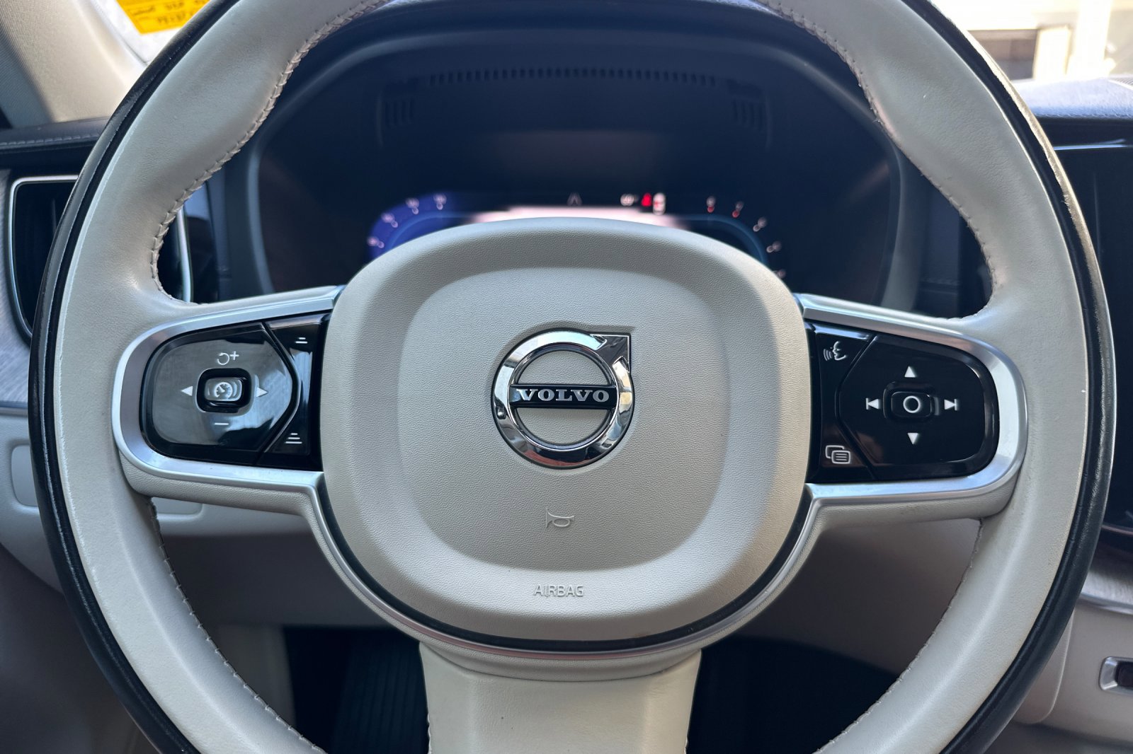 Certified 2023 Volvo XC60 B5 Ultimate w/ Protection Package Premier image 27