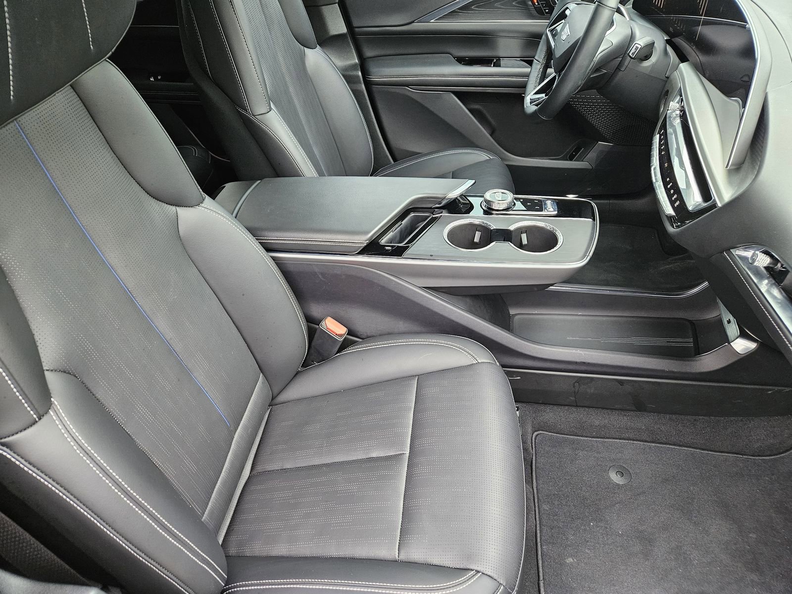 Used 2024 Cadillac Lyriq Luxury w/ LPO, Floor Liner Package image 17