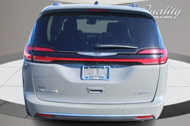 Used 2023 Chrysler Pacifica Limited image 5