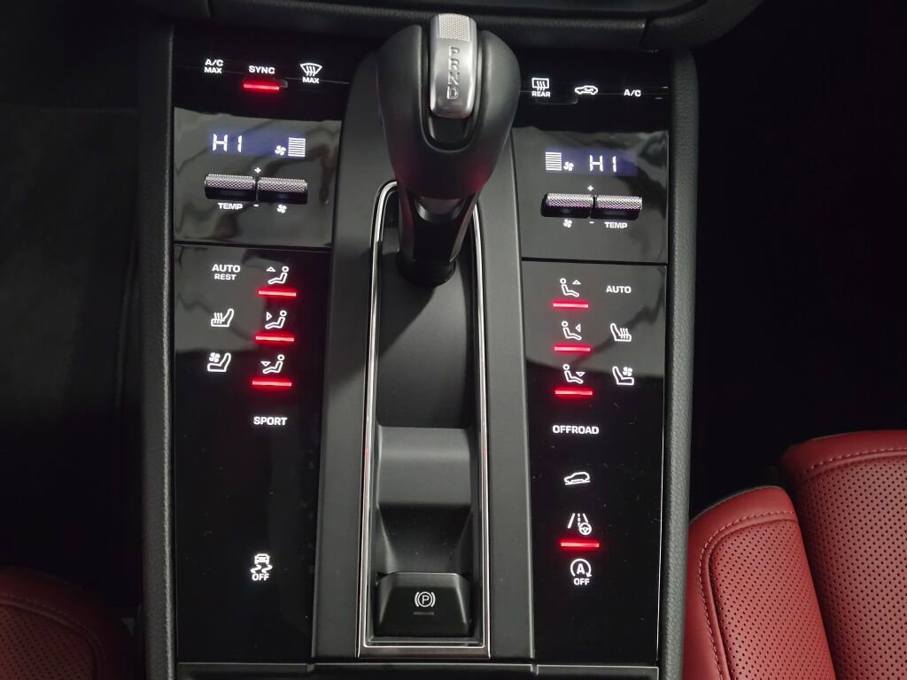 Certified 2025 Porsche Macan image 17