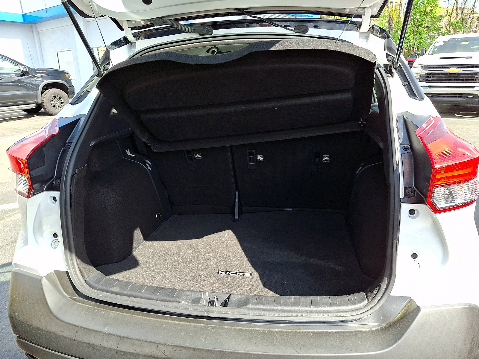 Used 2018 Nissan Kicks SR w/ Premium Package FWD image 30