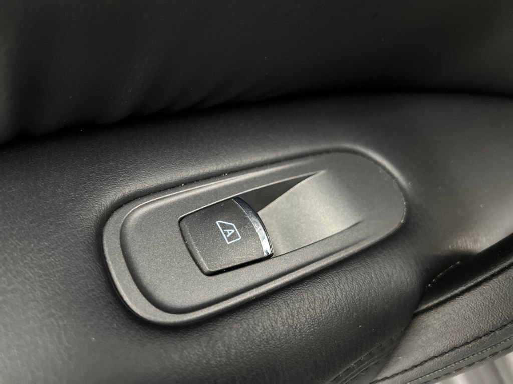 Used 2023 Nissan Armada SL w/ Captain's Chairs Package image 17