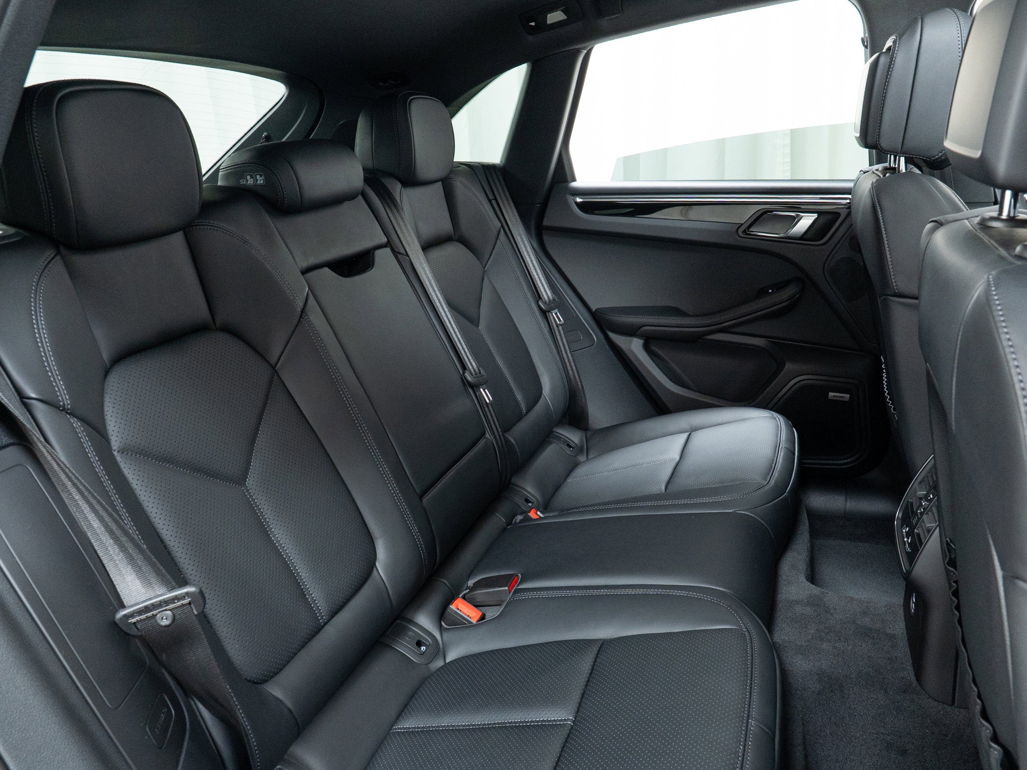 Used 2025 Porsche Macan image 28