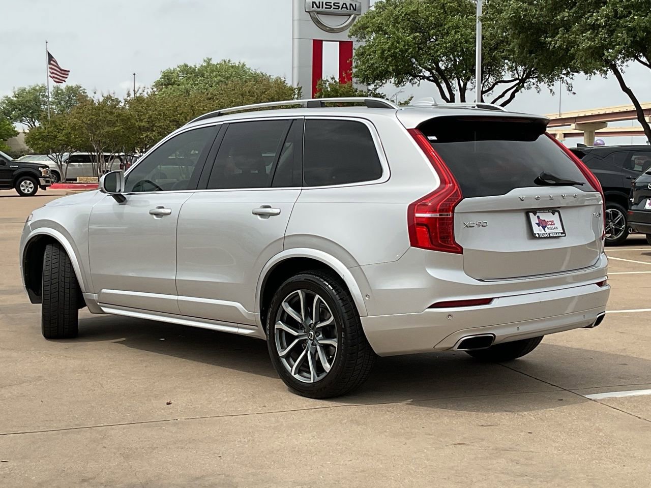 Used 2017 Volvo XC90 T6 Momentum w/ Vision Package image 7