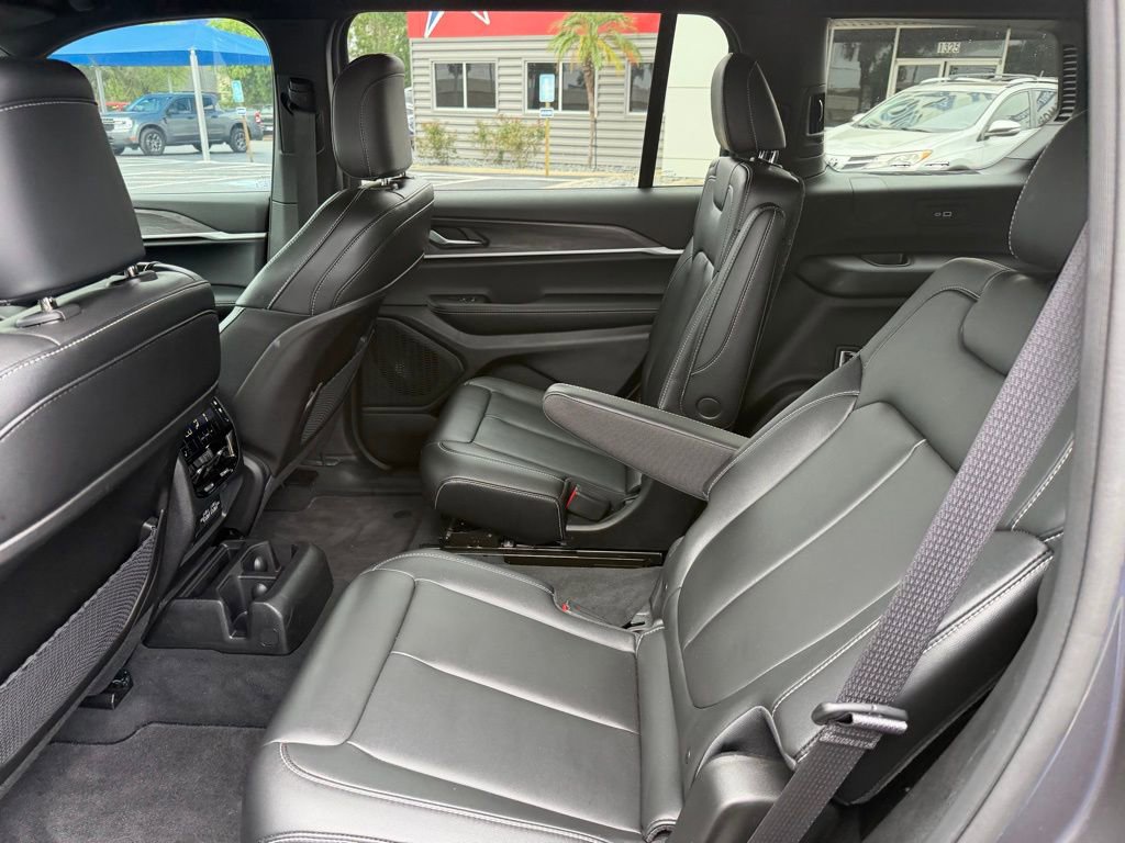 Used 2025 Jeep Grand Cherokee L Limited w/ Black Appearance Package AWD/4WD image 17