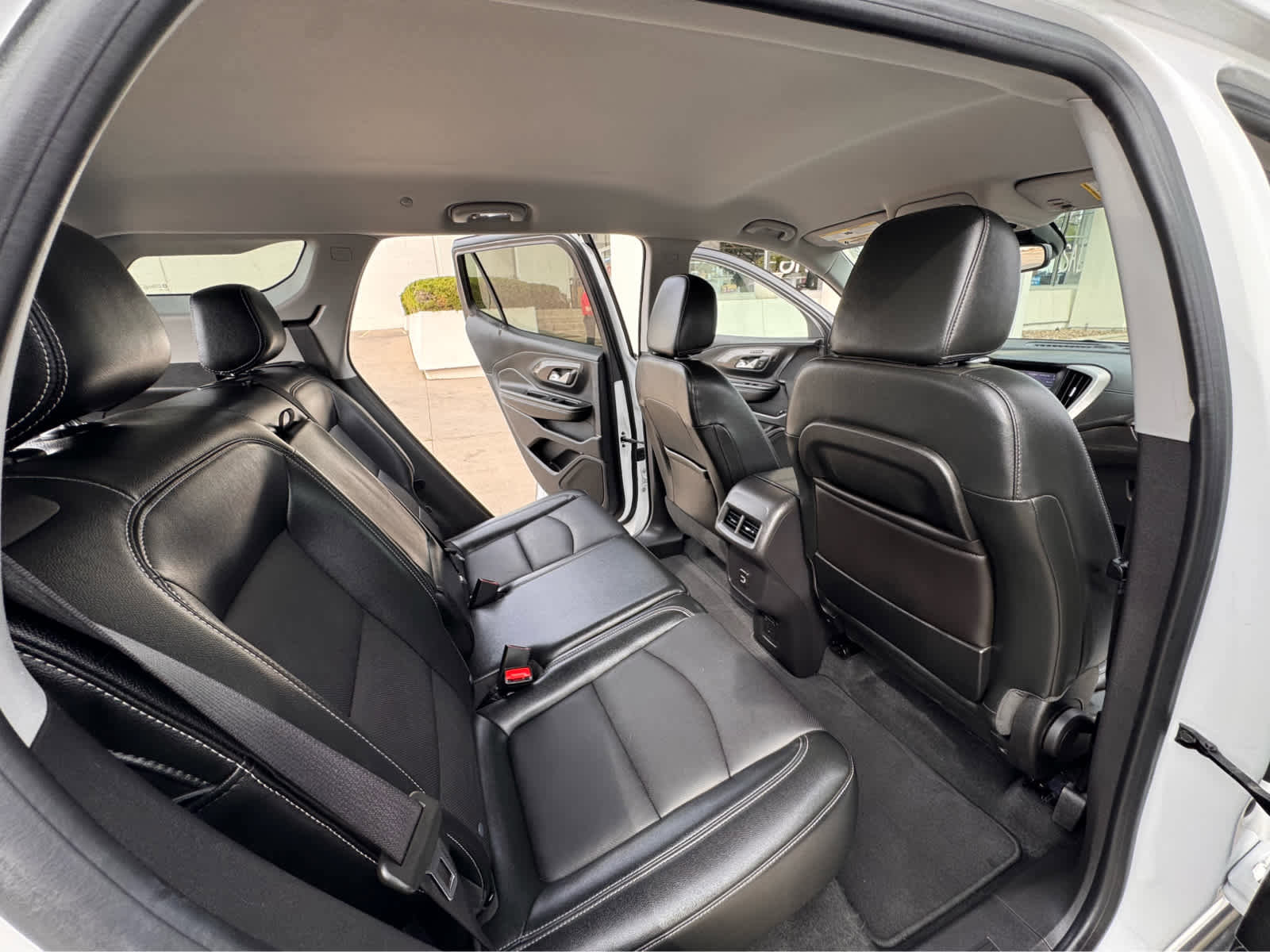 Used 2024 GMC Terrain SLT image 12