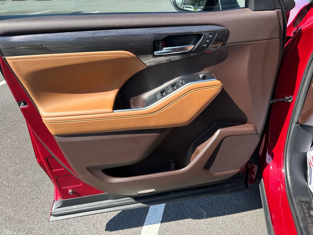 Used 2021 Toyota Highlander Platinum AWD/4WD image 14