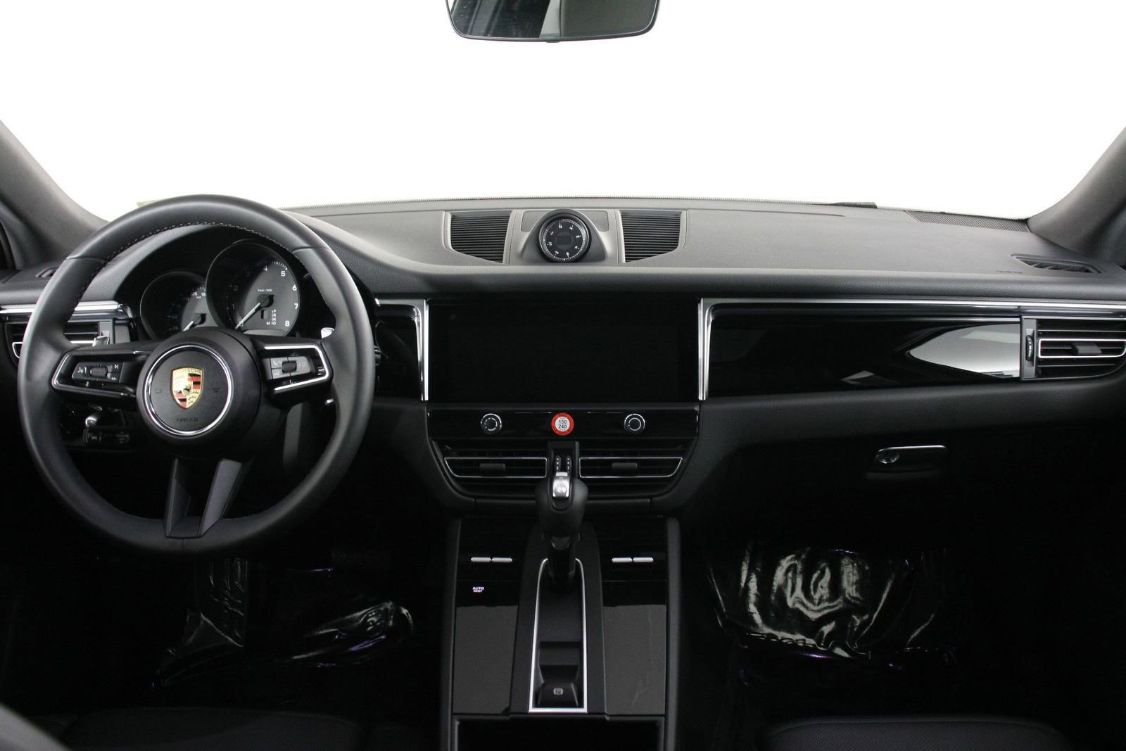 Certified 2025 Porsche Macan image 11