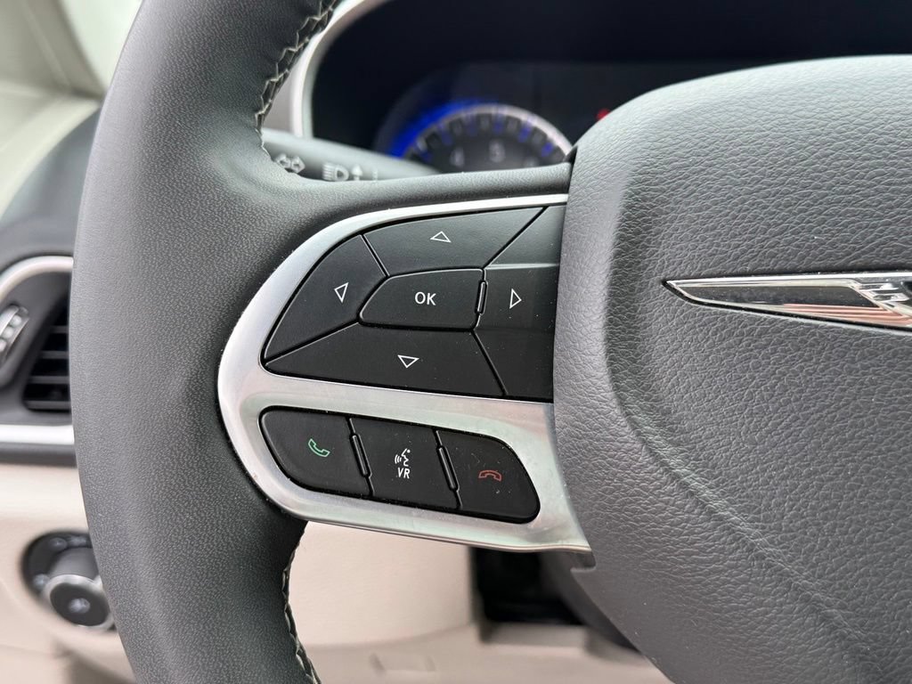 Used 2024 Chrysler Pacifica Touring-L FWD image 25