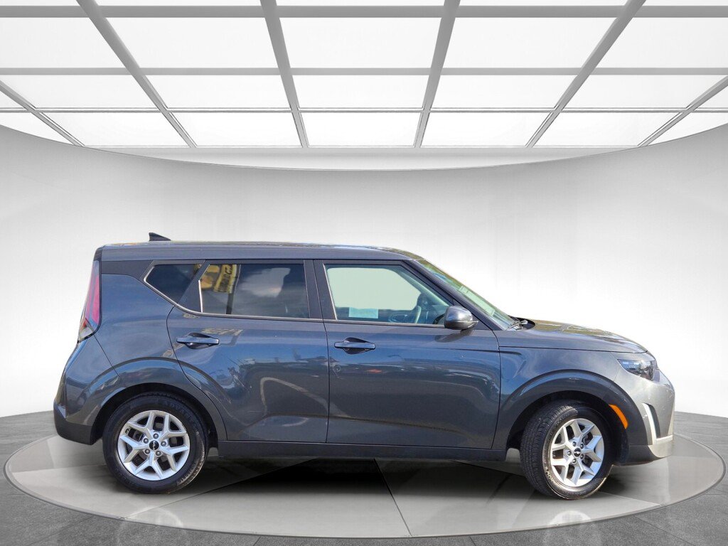 Used 2024 Kia Soul LX w/ Option Group 015 FWD image 2