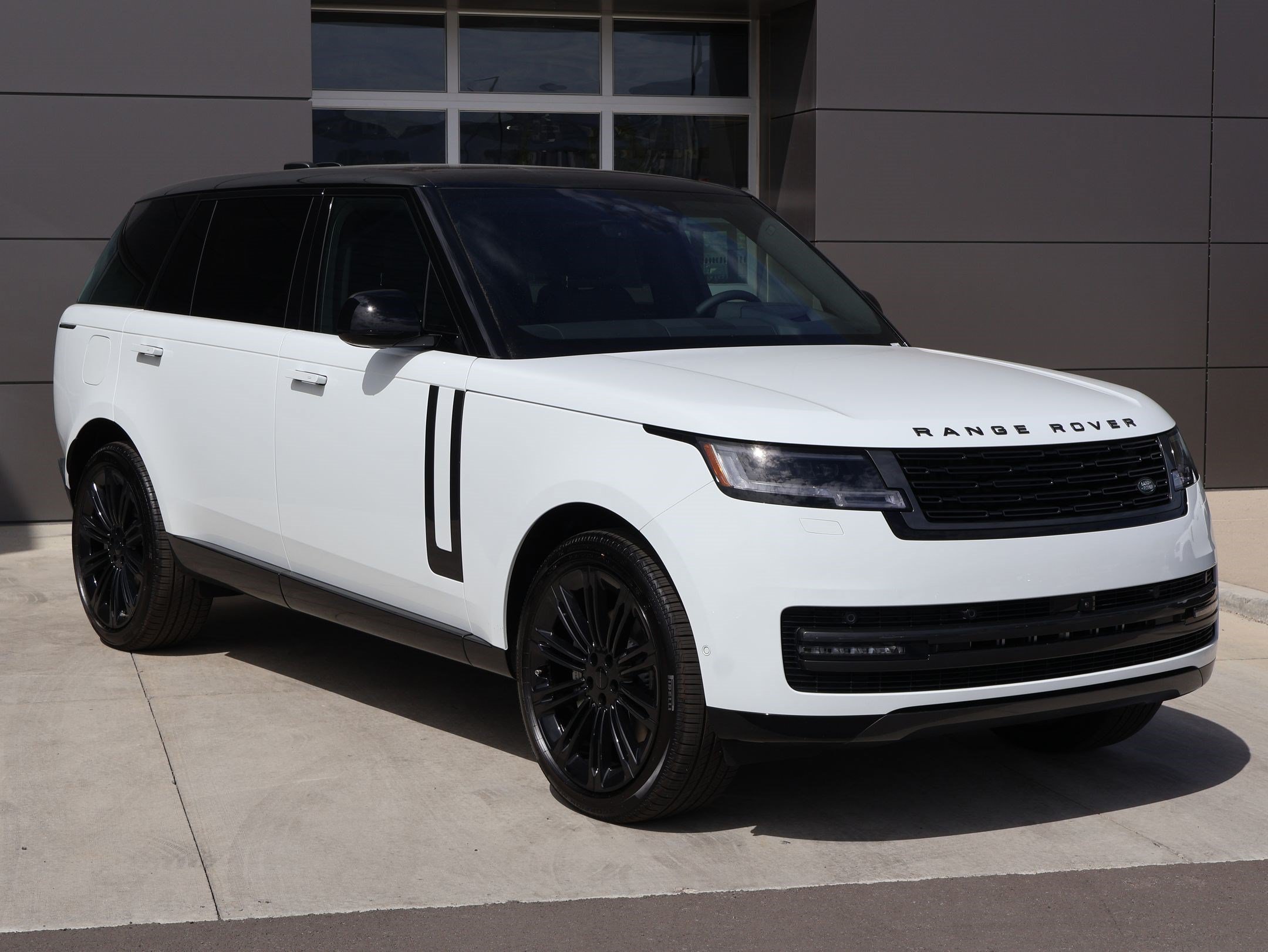 New 2026 Land Rover Range Rover Long Wheelbase SE AWD/4WD image 3