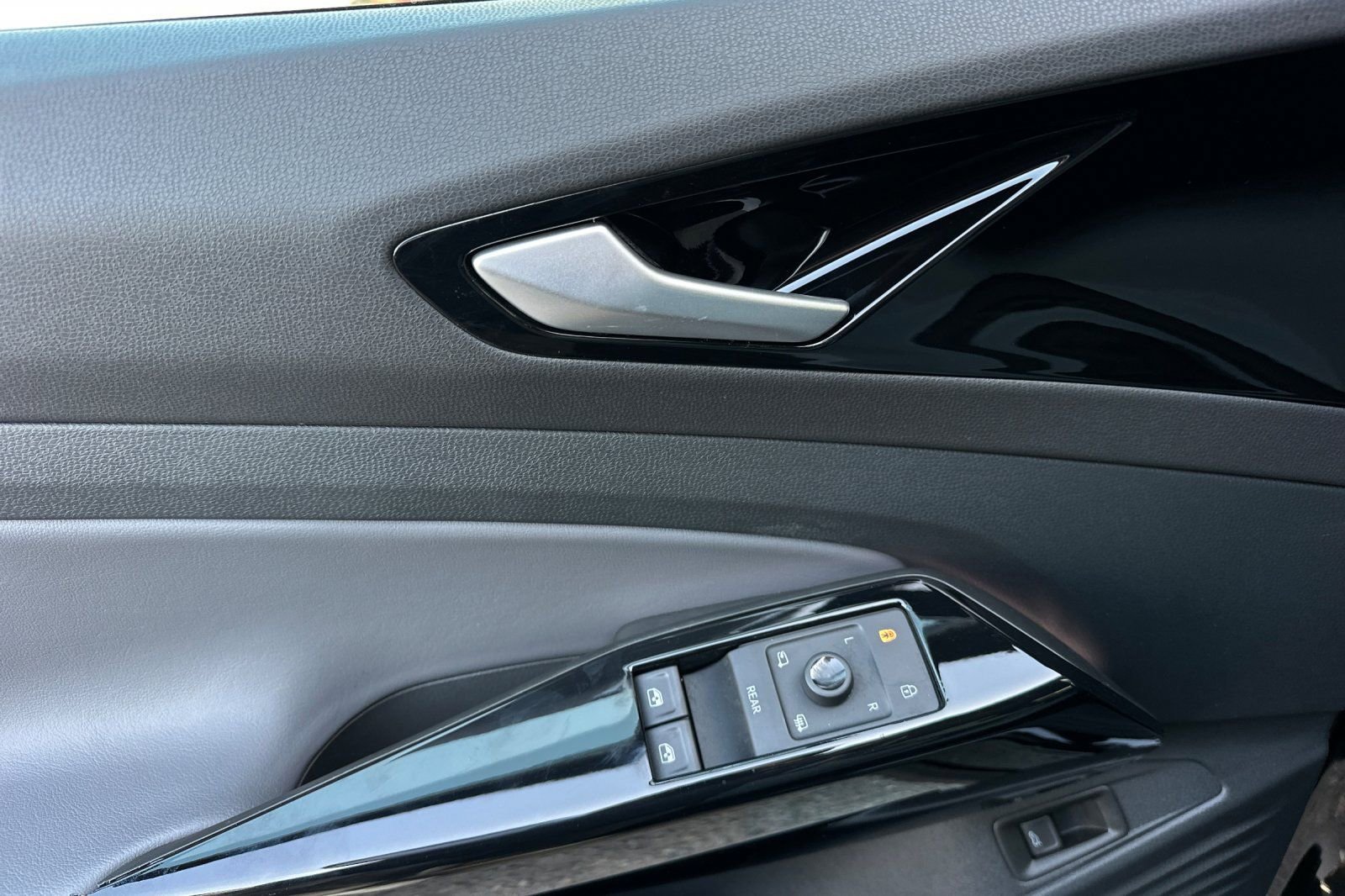 Used 2022 Volkswagen ID.4 Pro S w/ Gradient Package RWD image 11