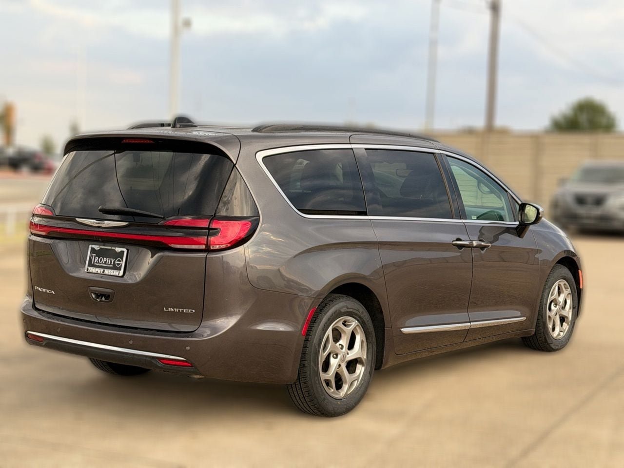 Used 2023 Chrysler Pacifica Limited FWD image 6