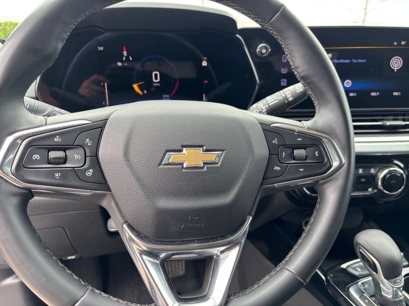Used 2025 Chevrolet Trax LT w/ LT Convenience Package FWD image 26