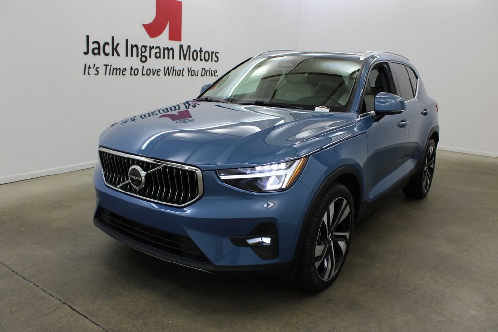 Used 2023 Volvo XC40 B4 Plus w/ Driver Assist Package image 2