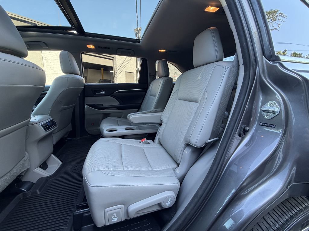 Used 2014 Toyota Highlander Limited Platinum AWD/4WD image 16