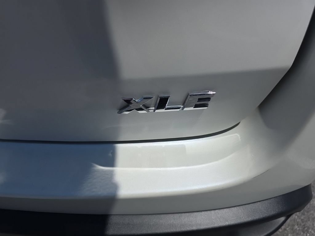 Used 2019 Toyota Highlander XLE FWD image 19