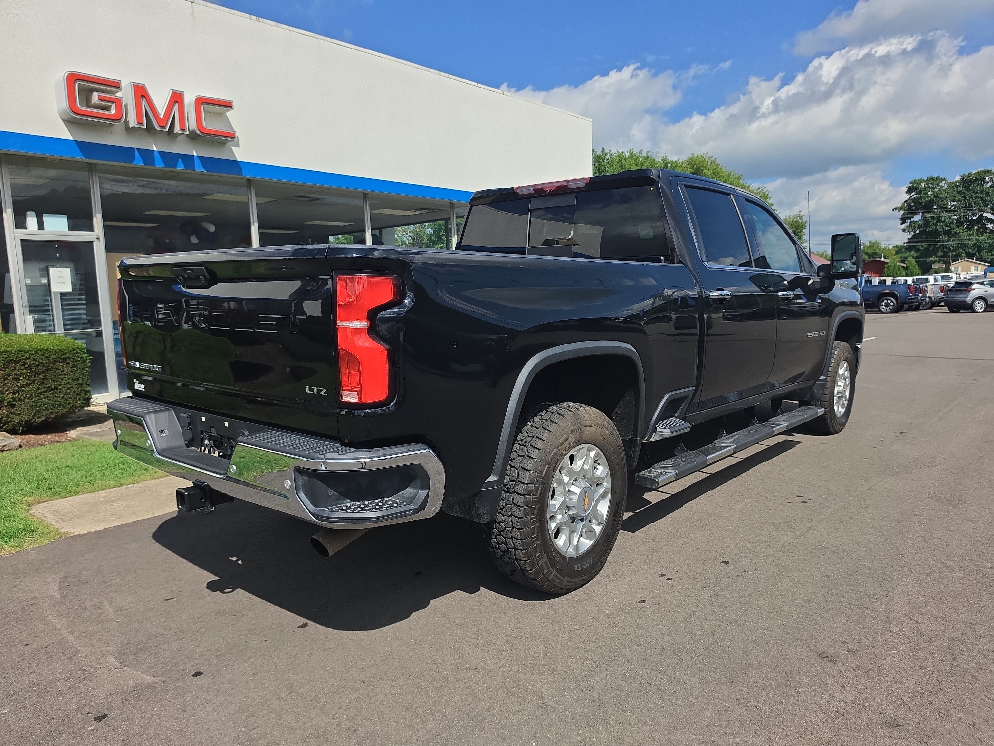 Used 2024 Chevrolet Silverado 2500 LTZ w/ LTZ Plus Package AWD/4WD image 3