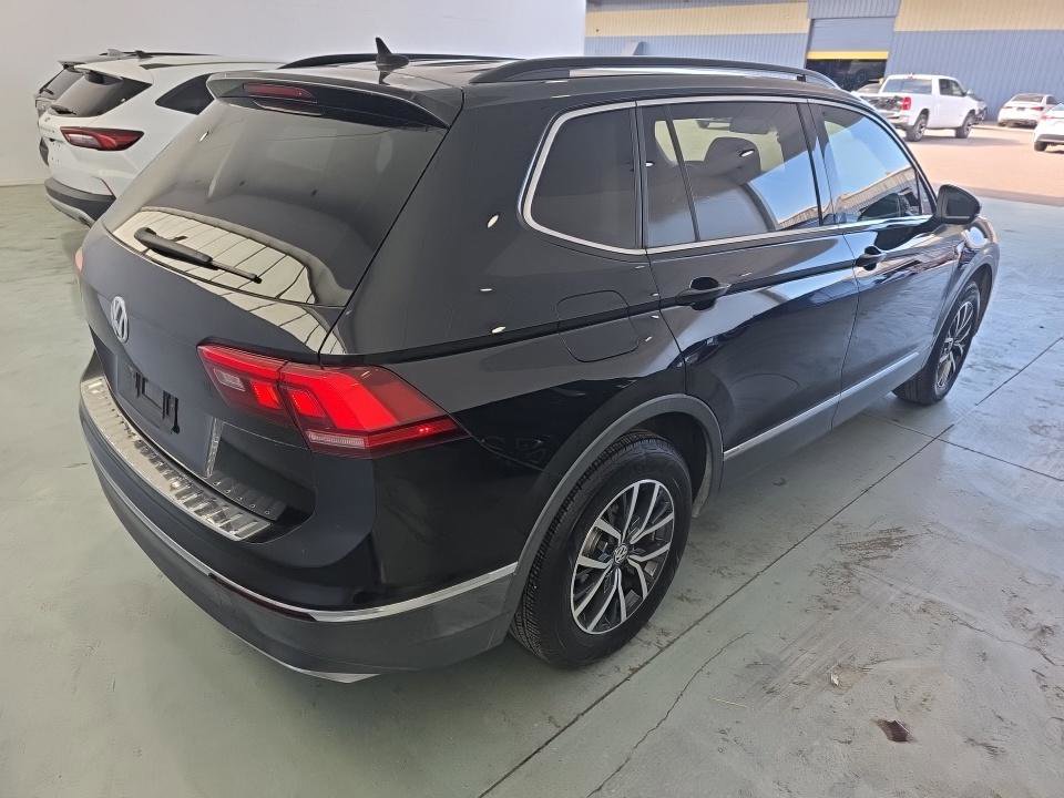 Used 2020 Volkswagen Tiguan SE w/ Panoramic Sunroof Package image 6