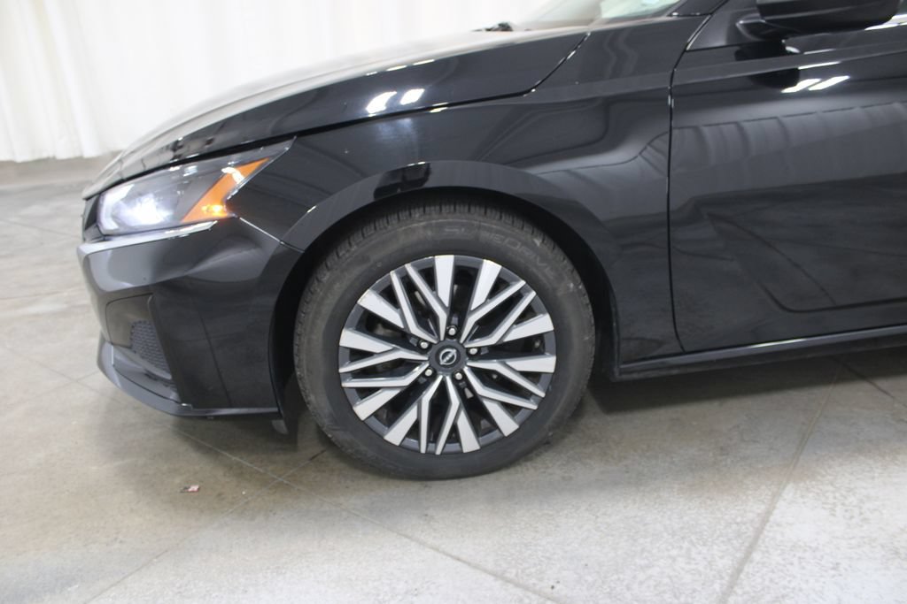 Used 2024 Nissan Altima 2.5 SV FWD image 14