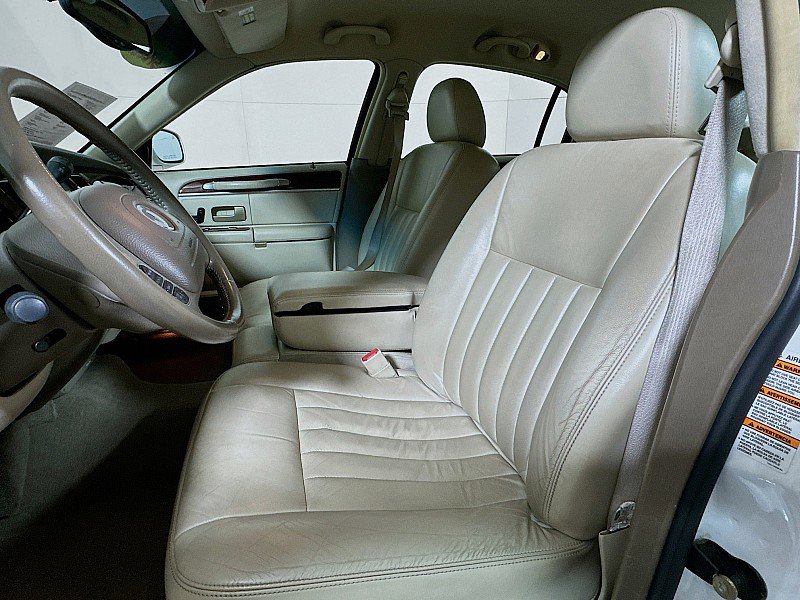 Used 2004 Lincoln Town Car Signature RWD image 11