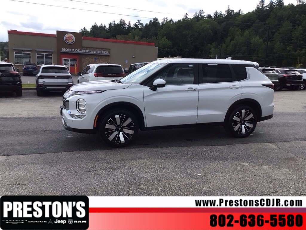 Used 2025 Mitsubishi Outlander SE AWD/4WD image 2