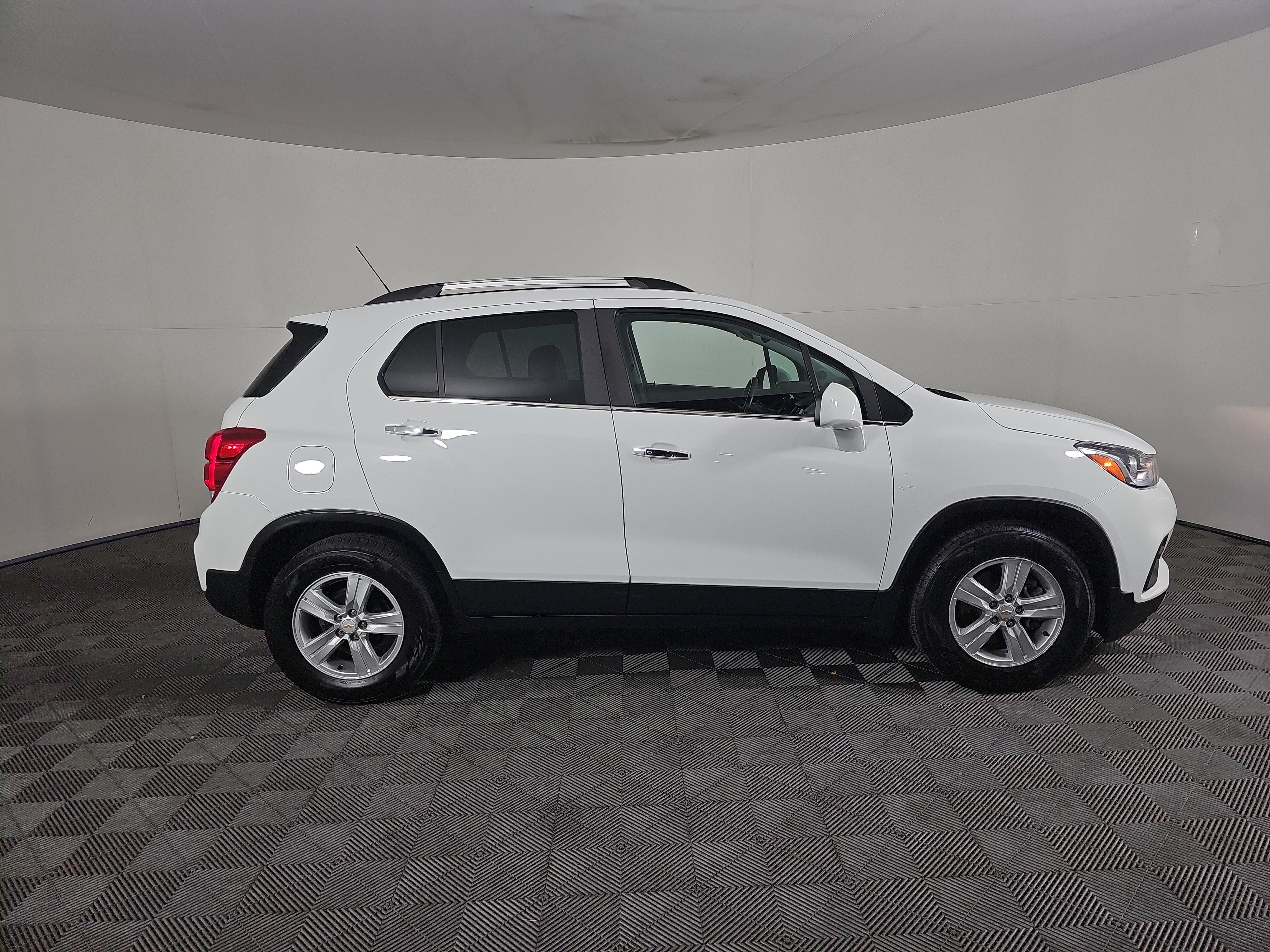 Used 2020 Chevrolet Trax LT w/ LT Convenience Package FWD image 3