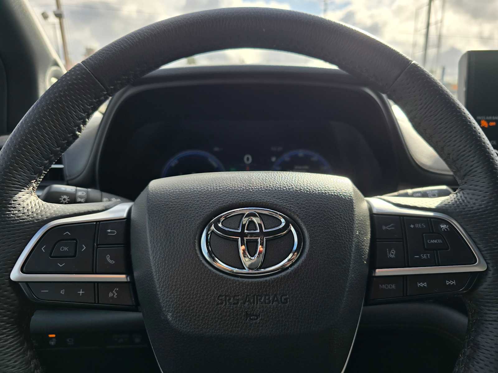 Used 2025 Toyota Sienna Platinum image 31