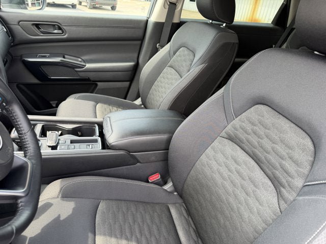 Used 2025 Nissan Pathfinder SV FWD image 17