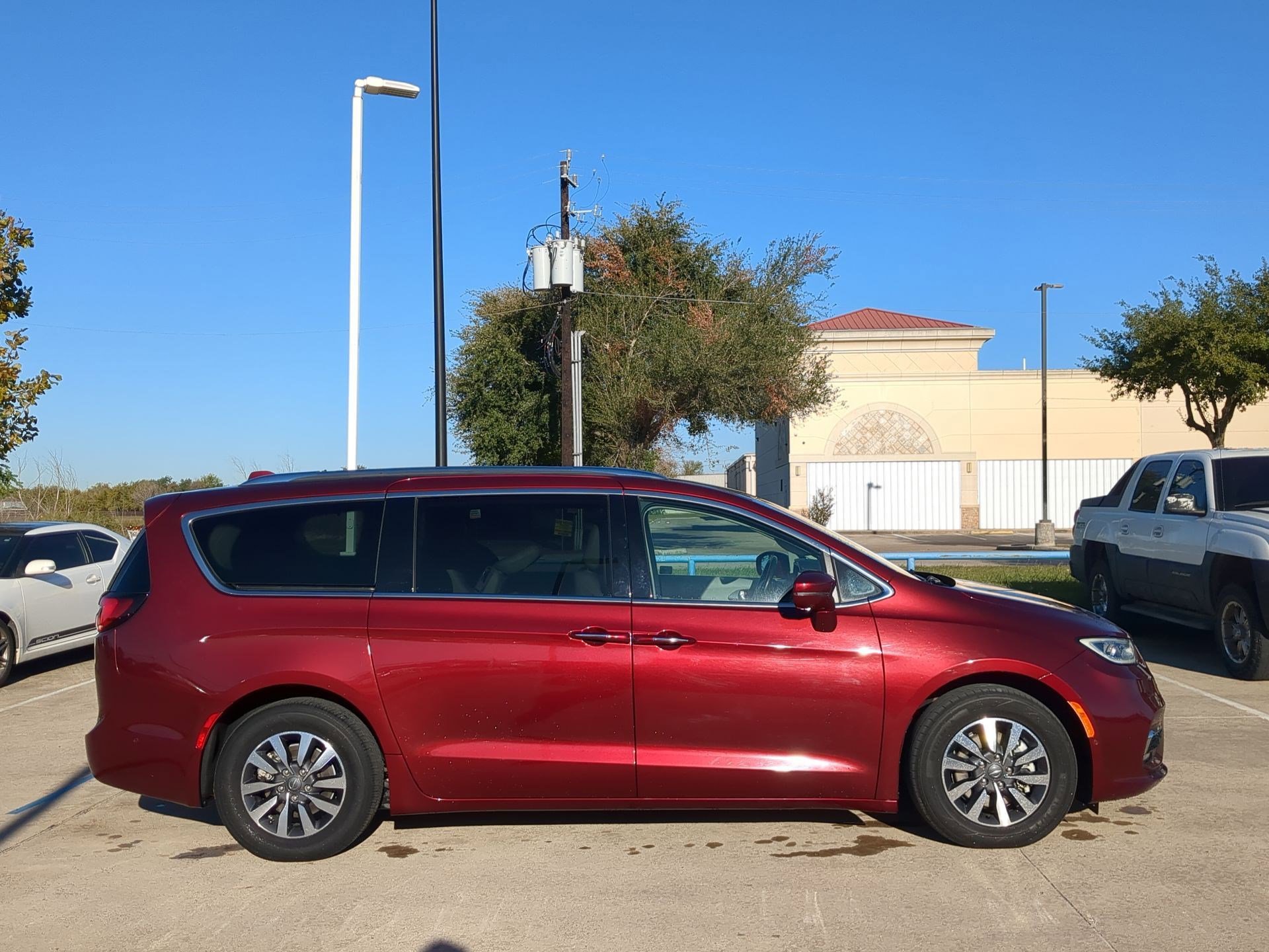 Used 2021 Chrysler Pacifica Touring-L image 2