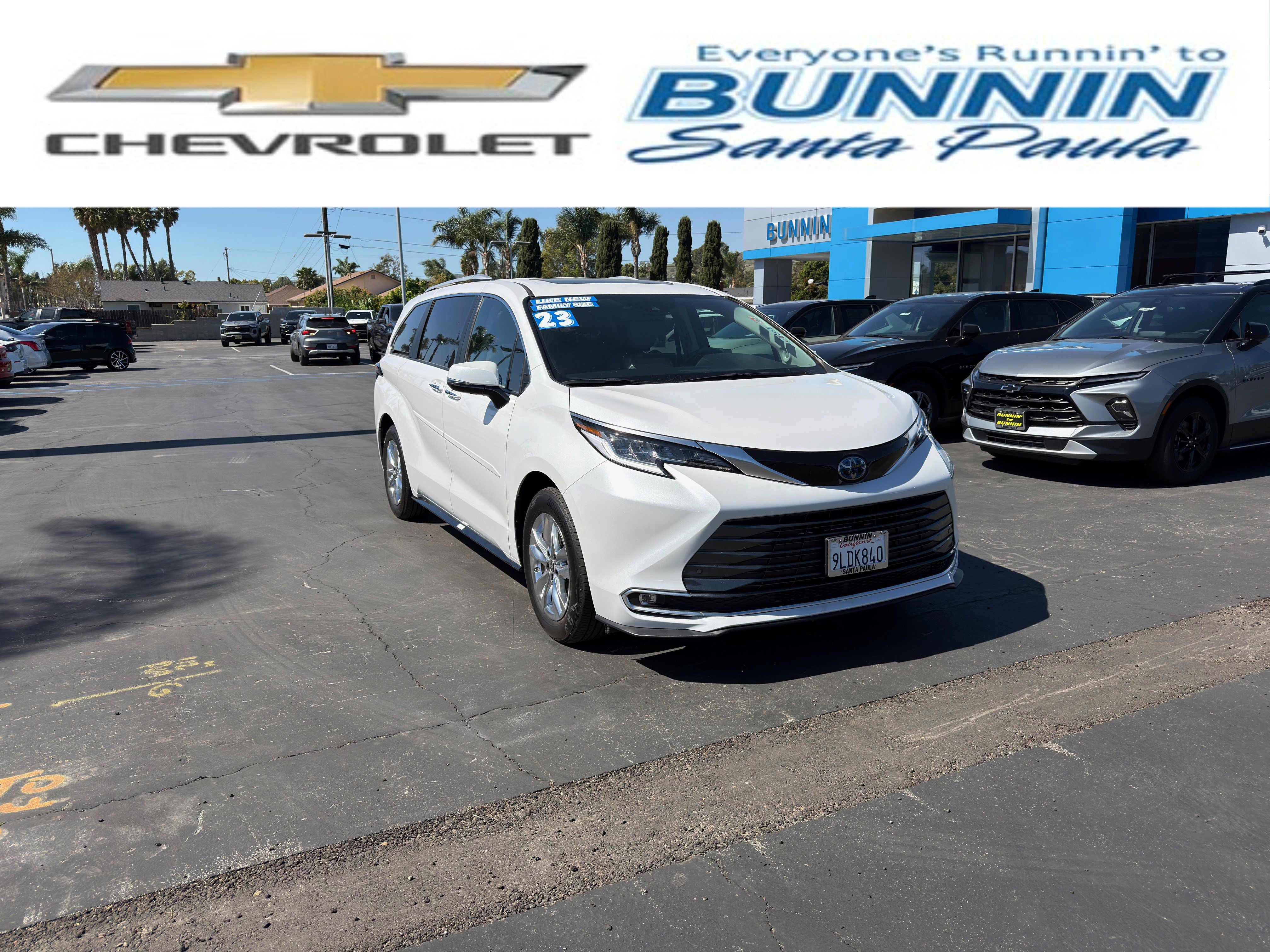 Used 2023 Toyota Sienna Limited image 1