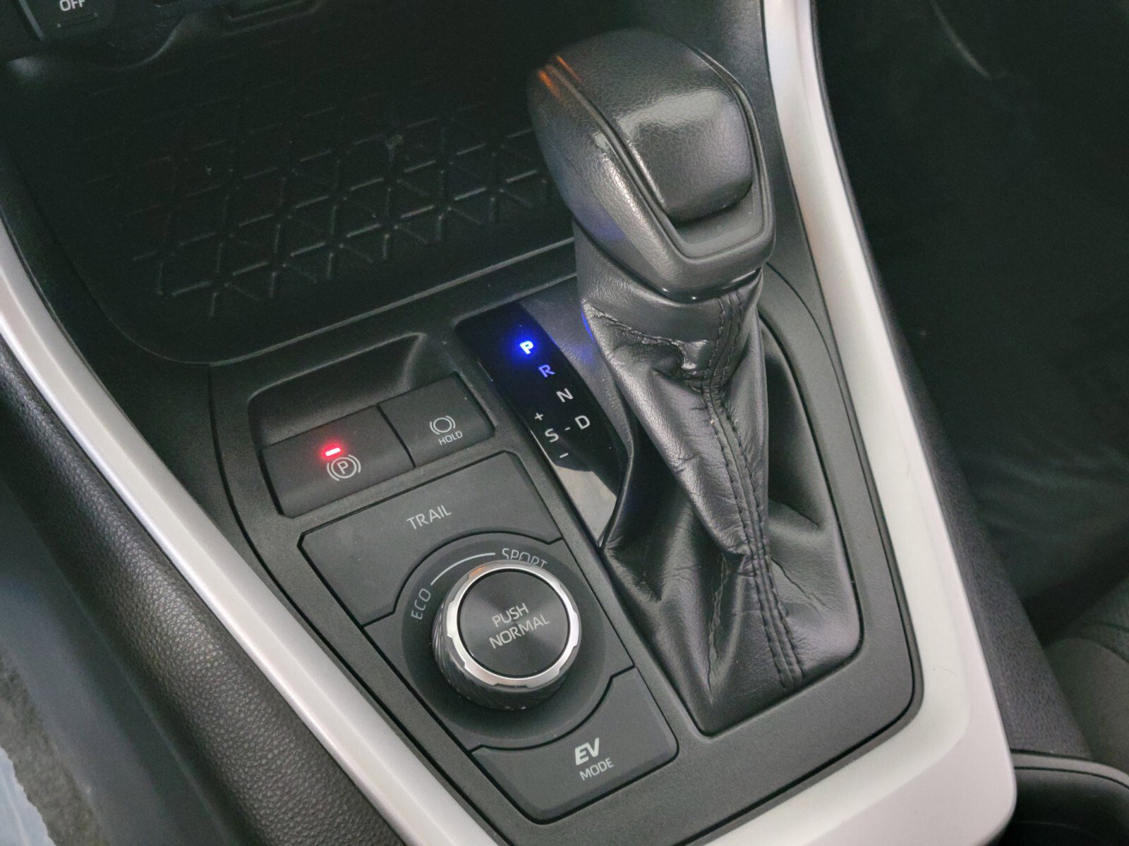 Used 2020 Toyota RAV4 XLE w/ XLE Grade Weather Package image 25