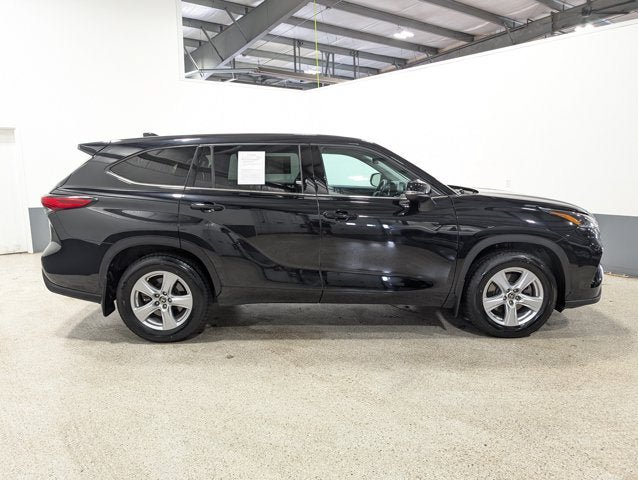 Used 2021 Toyota Highlander LE AWD/4WD image 2
