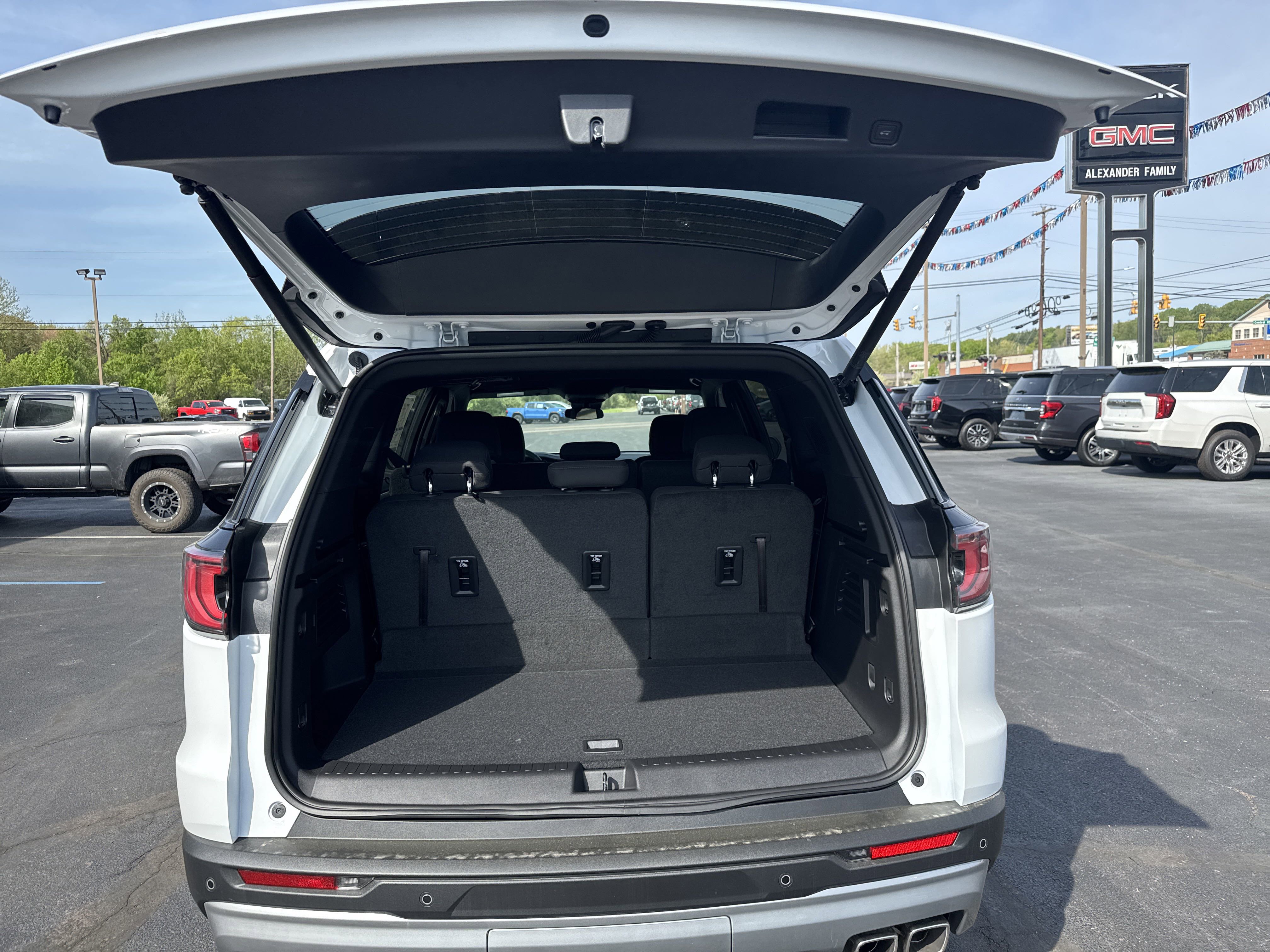 New 2025 GMC Acadia Elevation video 5