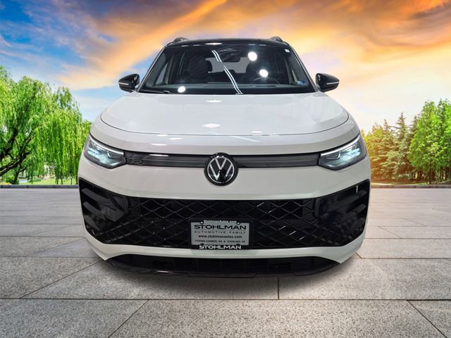 Certified 2025 Volkswagen Tiguan SE R-Line image 9