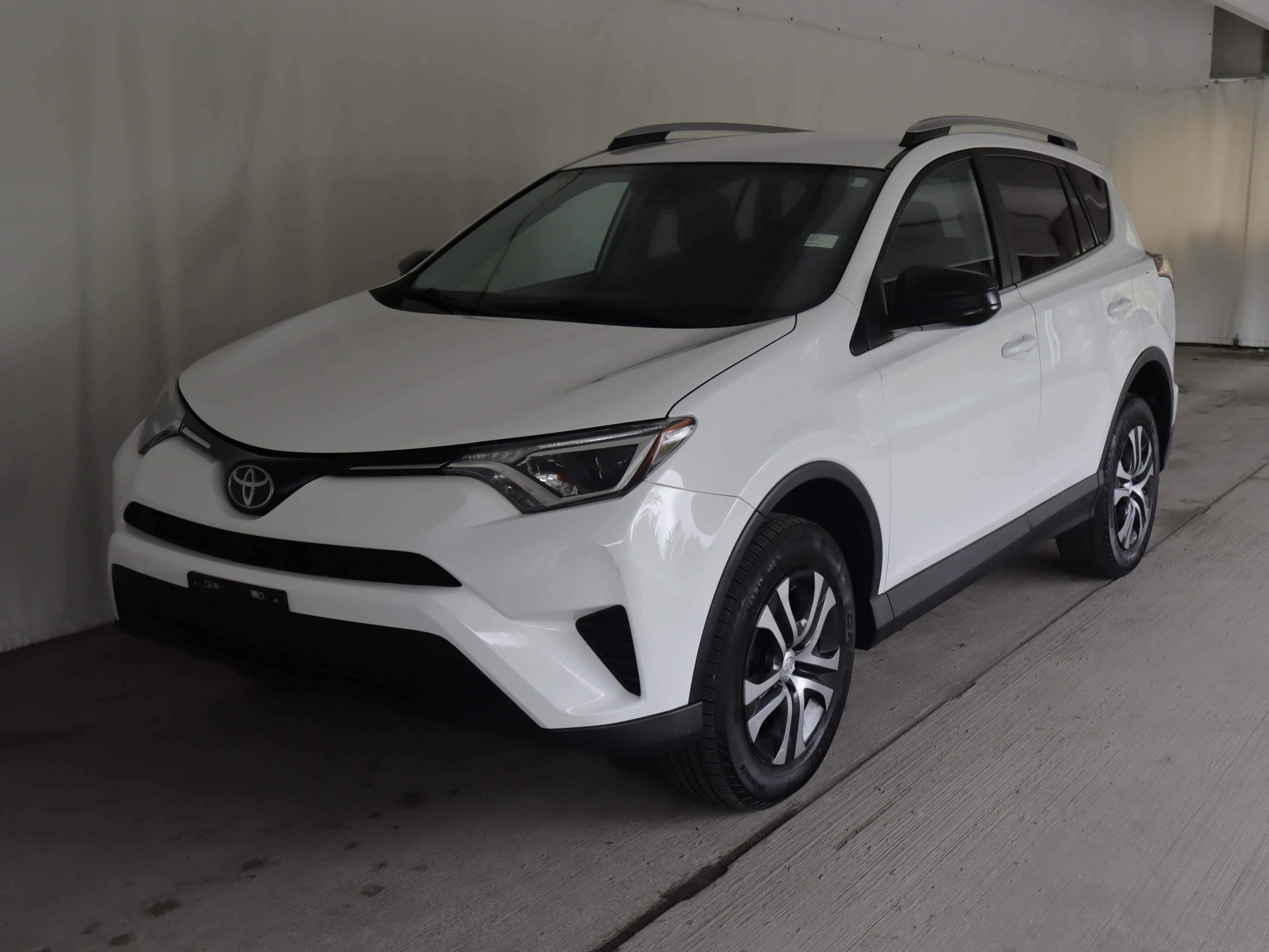 Used 2018 Toyota RAV4 LE w/ All Weather Liner Package AWD/4WD image 21