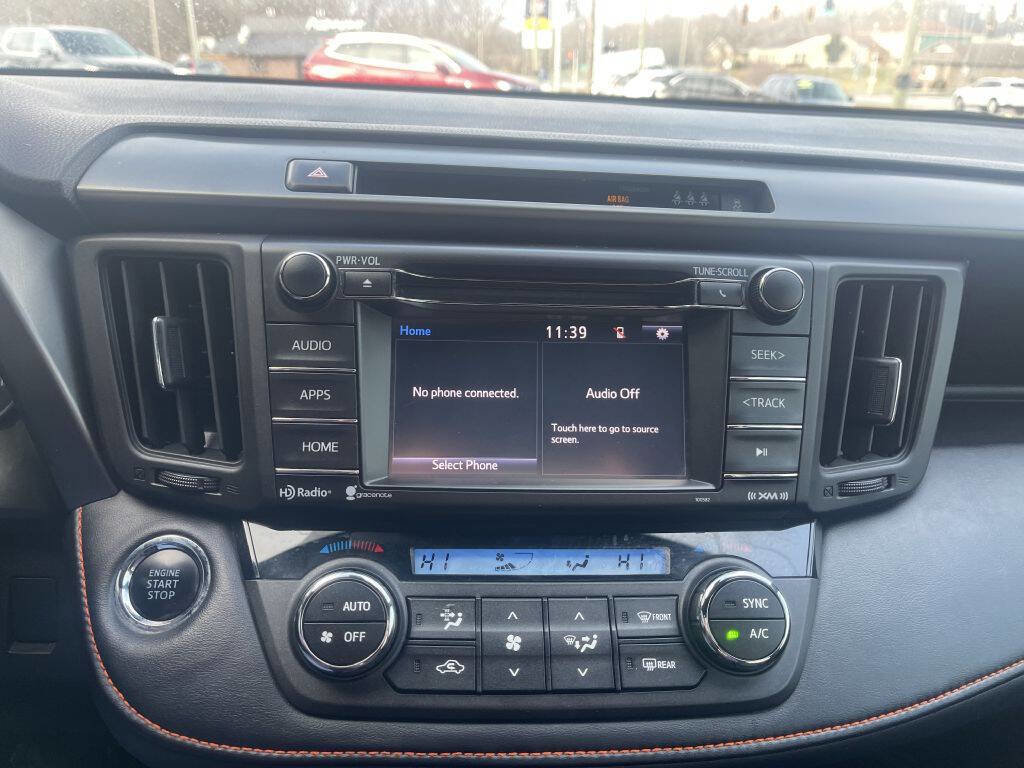 Used 2018 Toyota RAV4 SE image 17