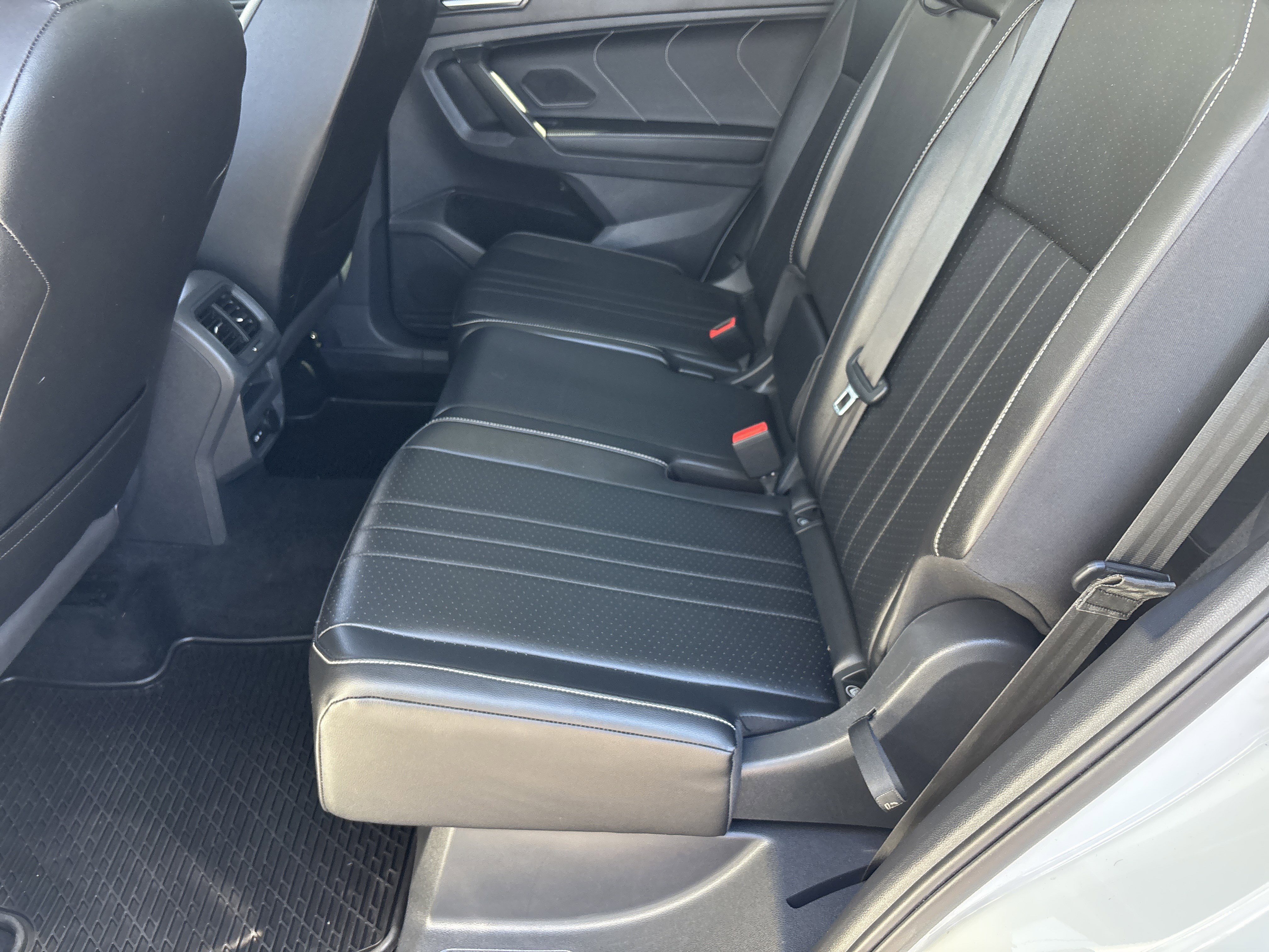 Used 2022 Volkswagen Tiguan SE w/ Panoramic Sunroof Package image 16