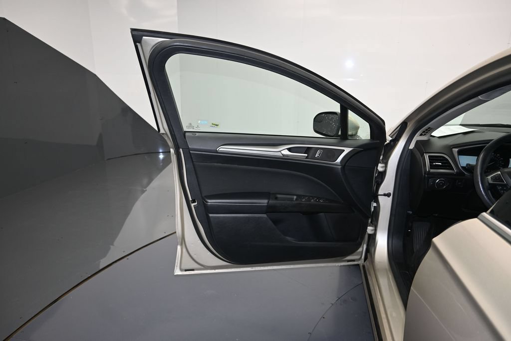 Used 2018 Ford Fusion SE w/ Fusion SE Technology Package FWD image 10