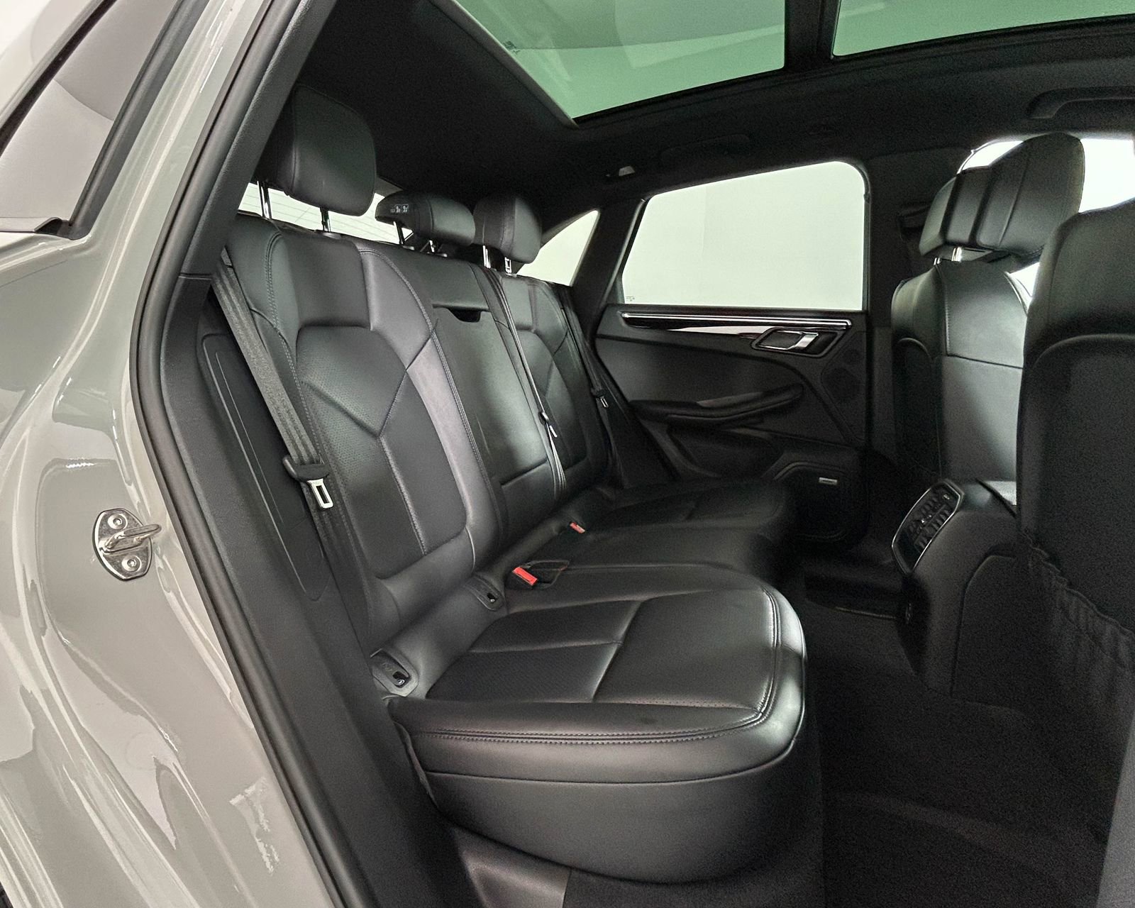 Used 2021 Porsche Macan AWD/4WD image 26