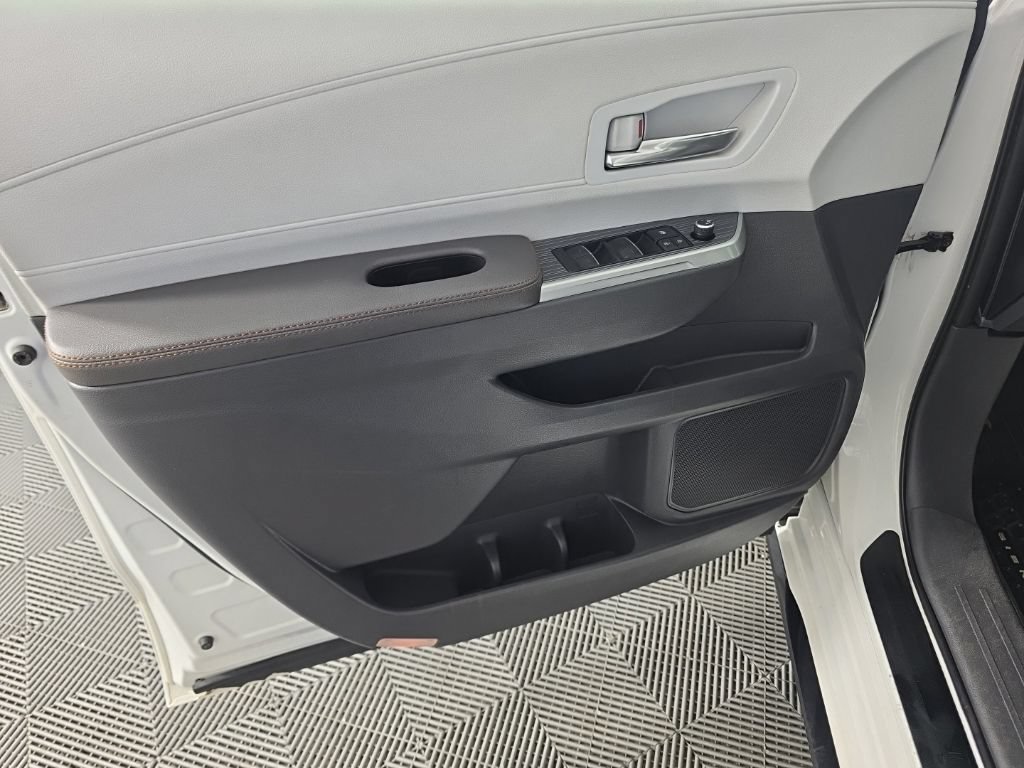 Used 2022 Toyota Sienna XSE AWD/4WD image 11