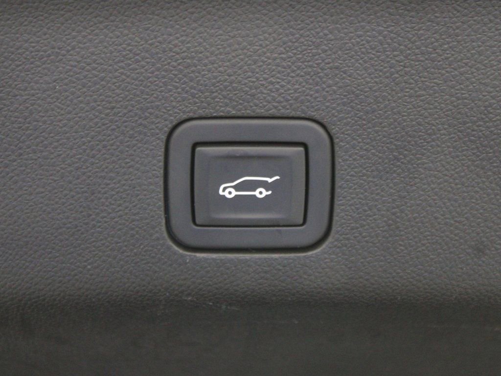 Used 2024 GMC Yukon XL SLT w/ SLT Luxury Package image 43