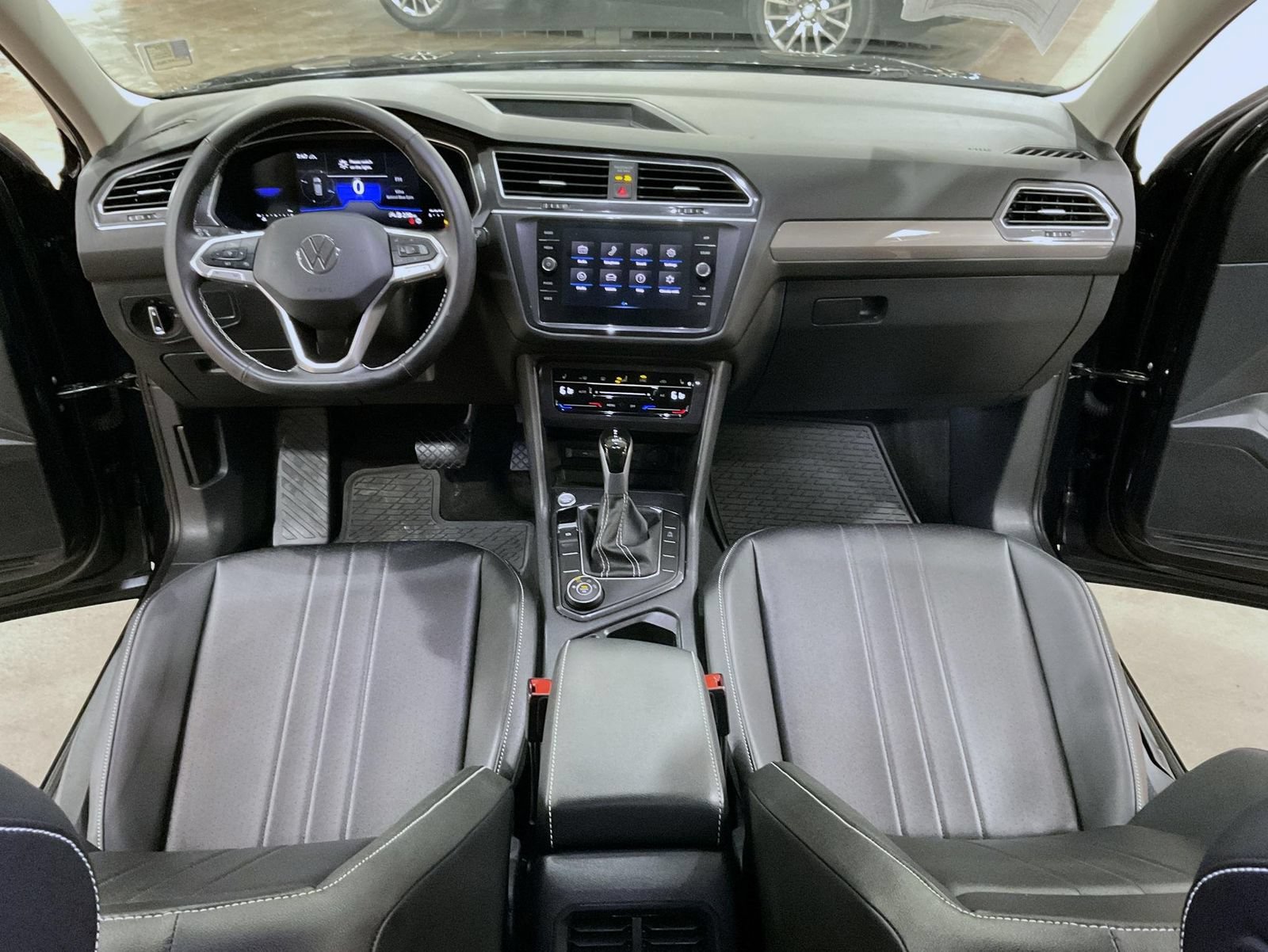 Used 2024 Volkswagen Tiguan SE AWD/4WD image 13