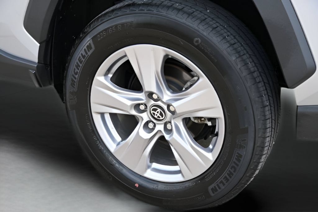 Used 2025 Toyota RAV4 XLE FWD image 35