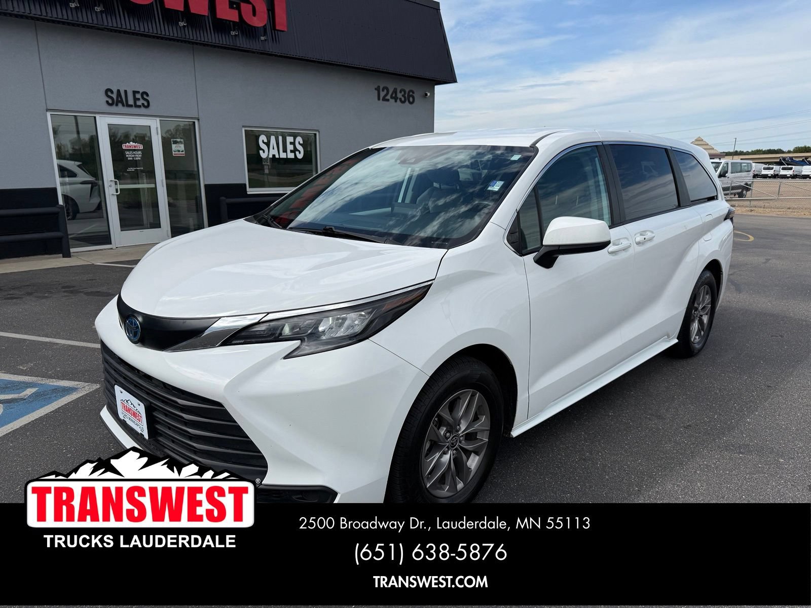 Used 2024 Toyota Sienna LE AWD/4WD image 1